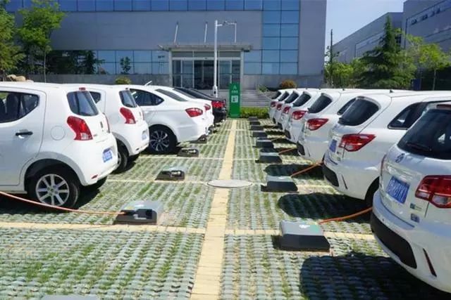 新能源汽车行业：“金十”旺季冲量 上调全年中国电动车销量预期